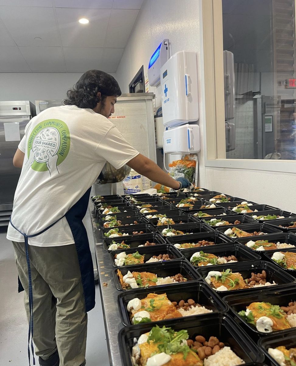 Student intern prepares meals for unhoused community members